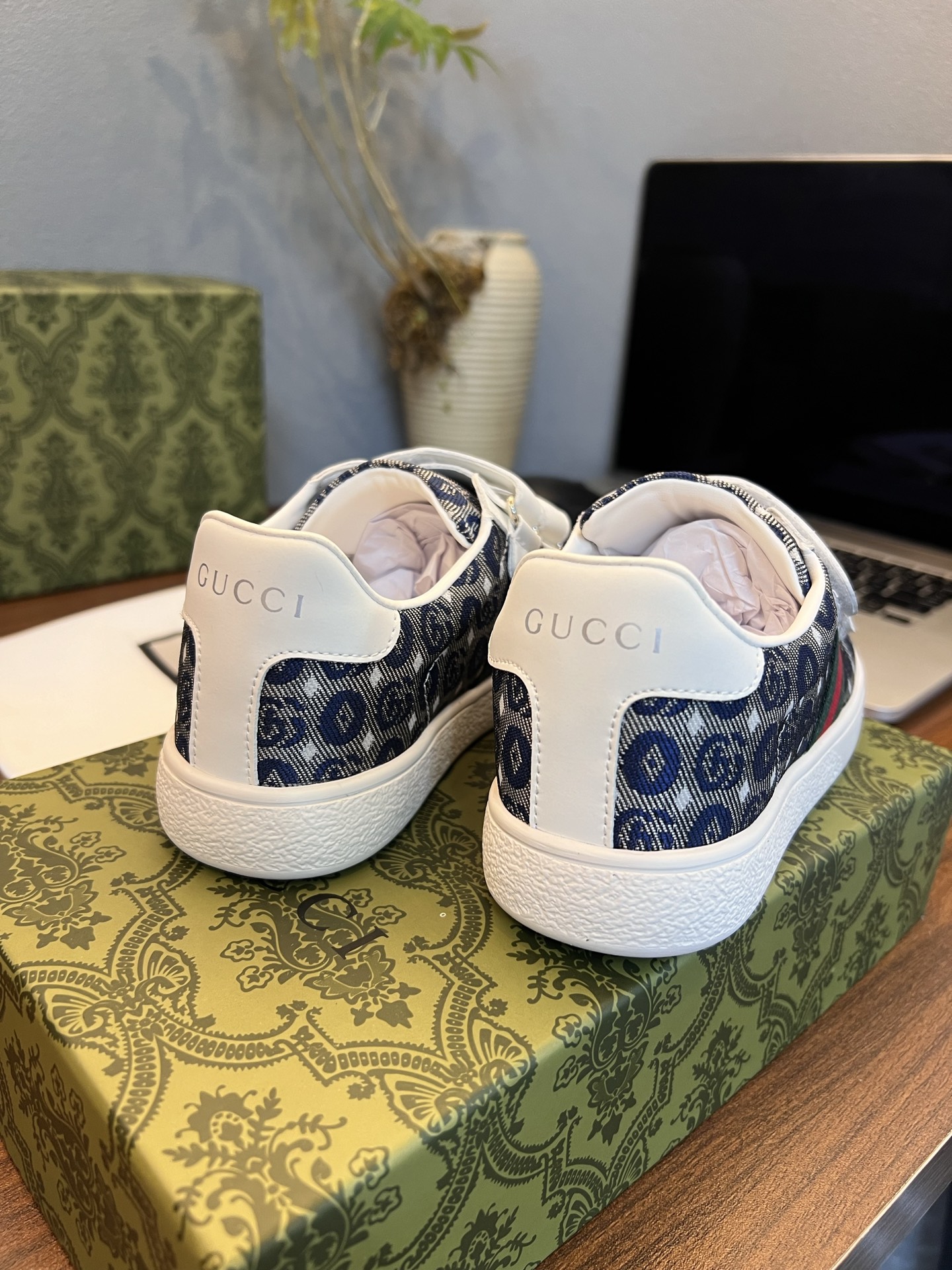 Children's shoes child